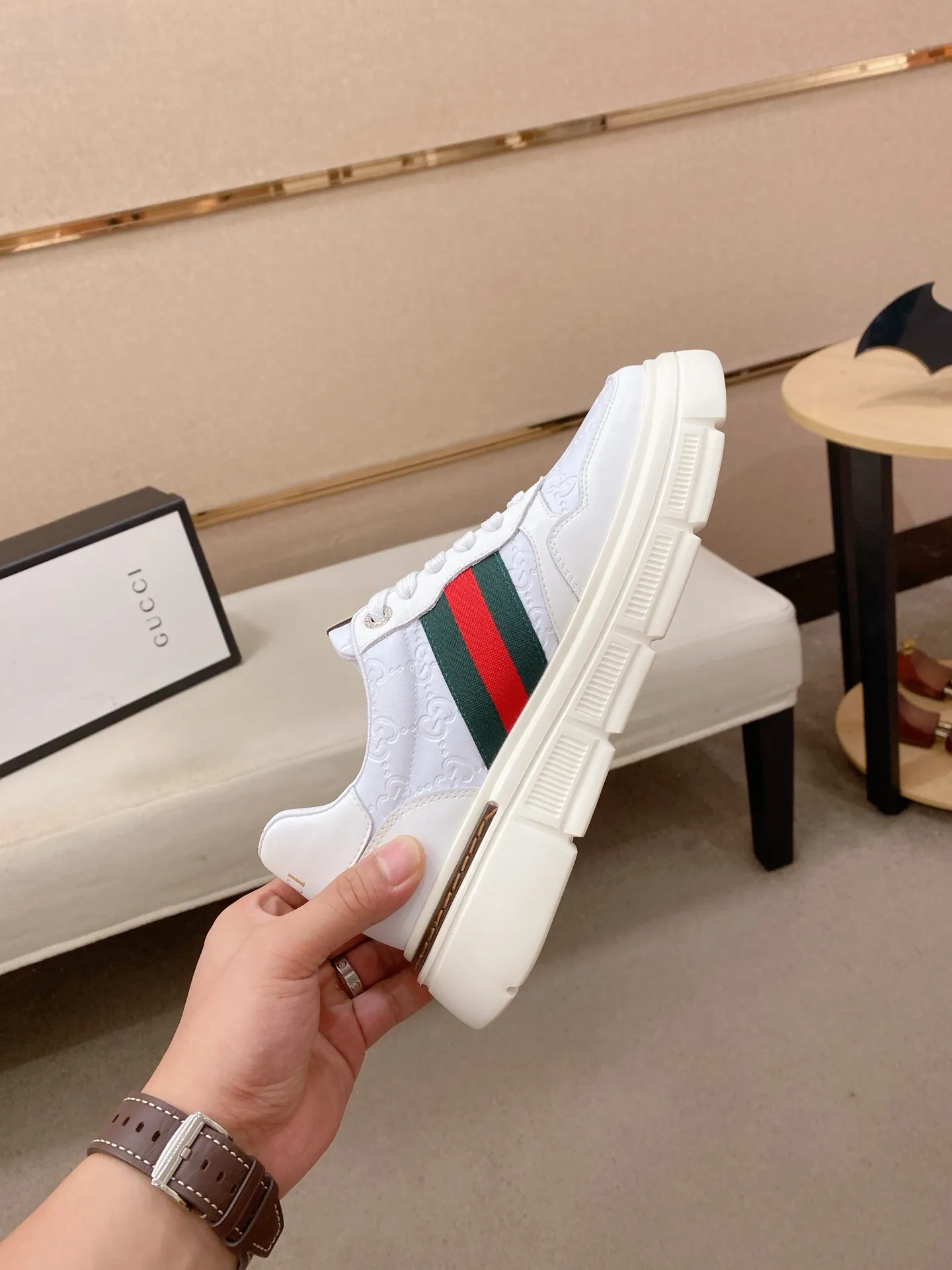 Men's shoes💰 420💰The new GUCCI (Gucci) counters are launched simultaneously. The new men's shoes, 😘fabrics are selected from imported cowhide, and the lining is sheepskin lining. 👍🏿 High-end ☄️ air-cushion molded anti-slip rubber outsole, exquisite lines, simple and elegant, comfortable and high-end for leisure travel. Code number: 38 to 44 (45 can be customized and cannot be returned or exchanged)
